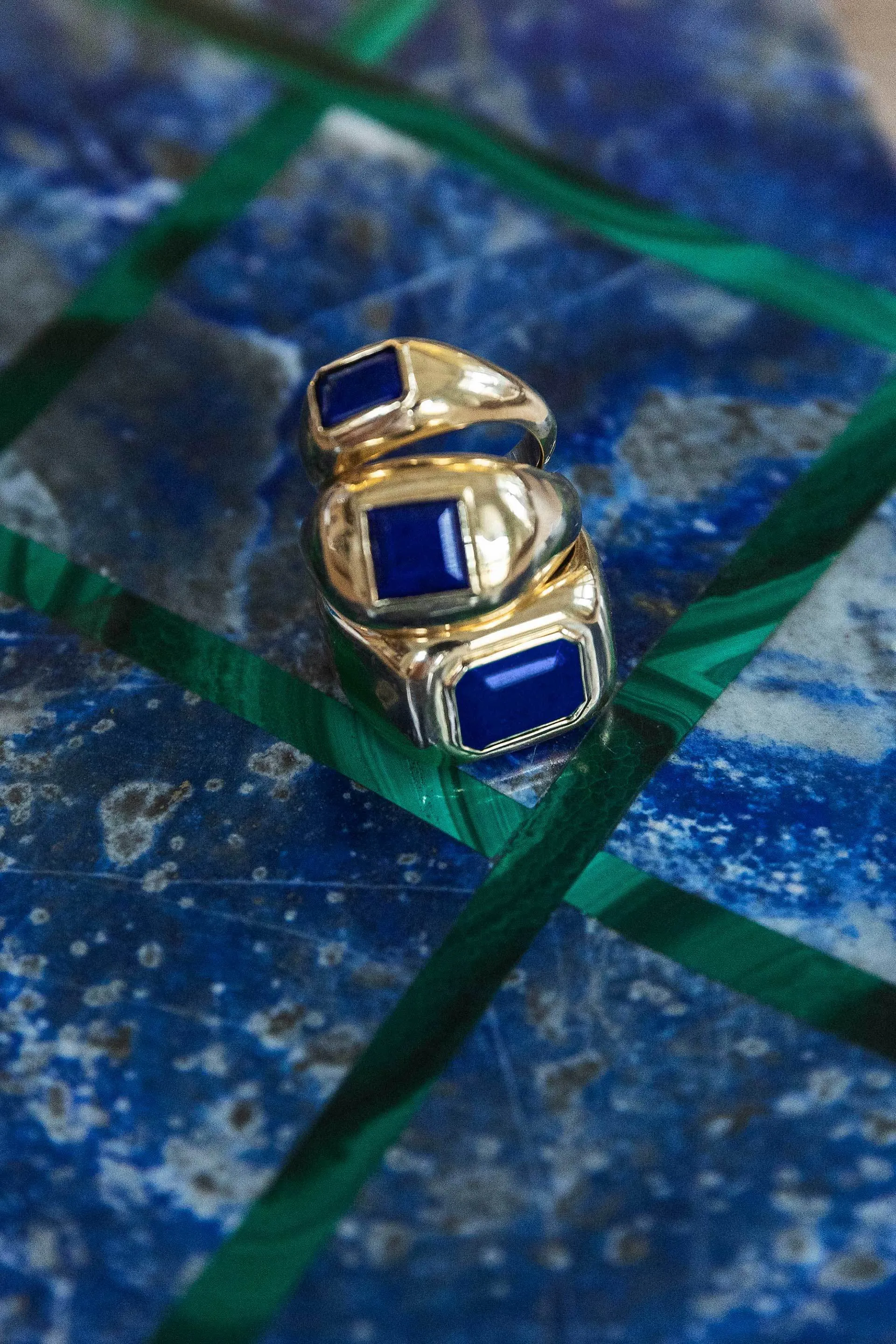 Large Ring in 18K Yellow Gold & Lapis Stone